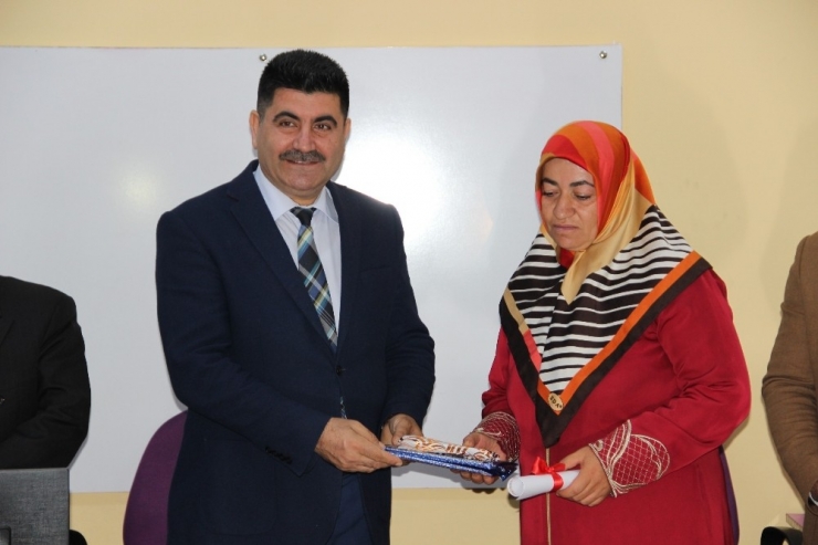 Sertifikalarını Almaya Çocuklarıyla Geldiler