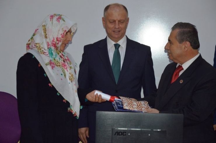 Sertifikalarını Almaya Çocuklarıyla Geldiler