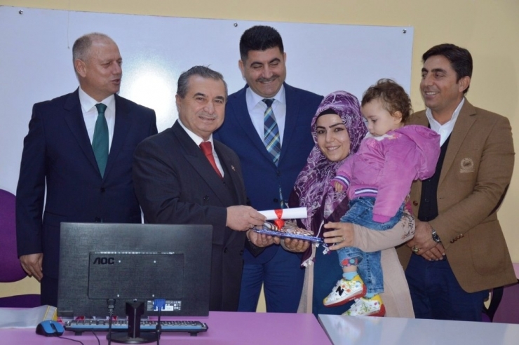 Sertifikalarını Almaya Çocuklarıyla Geldiler