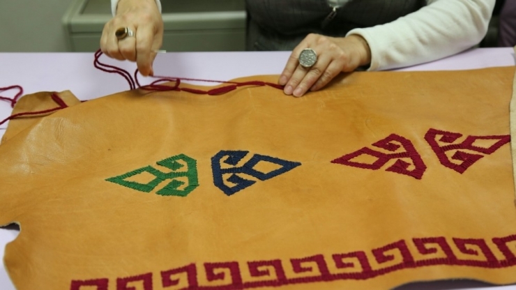 Deri El Sanatları Kursu İlgi Görüyor