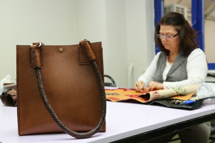 Deri El Sanatları Kursu İlgi Görüyor