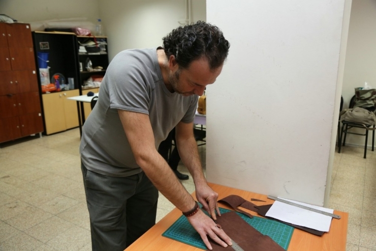 Deri El Sanatları Kursu İlgi Görüyor