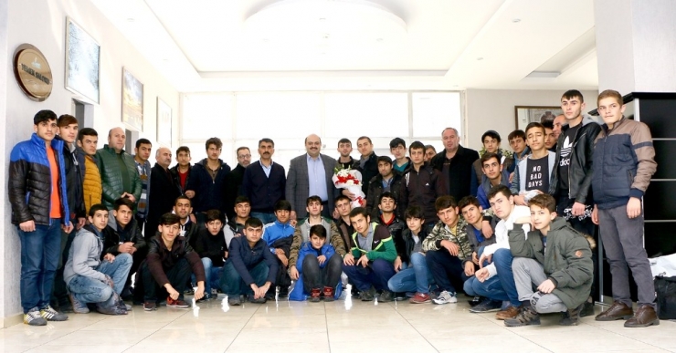 Başkan Orhan’dan Engelliler Günü Jesti