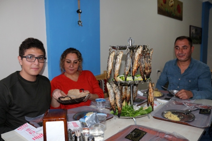 Kışın Van Usulü Tandırda Balık İlgi Görüyor