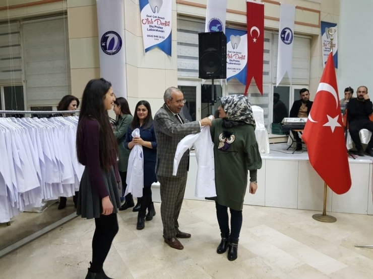 Van Yyü’de Diş Hekimi Adayları Törenle Beyaz Önlüklerini Giydi