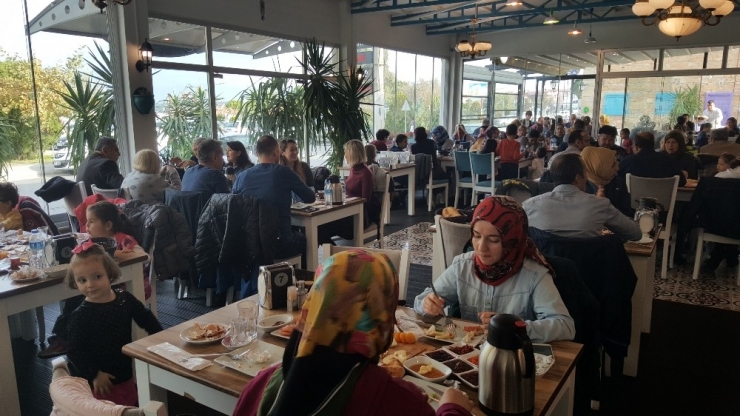 Burhaniye’de Öğrenci Velileri Kahvaltıda Buluştu