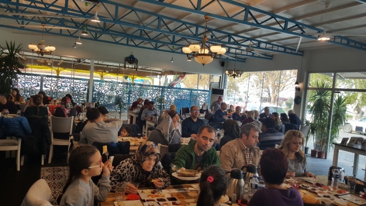 Burhaniye’de Öğrenci Velileri Kahvaltıda Buluştu