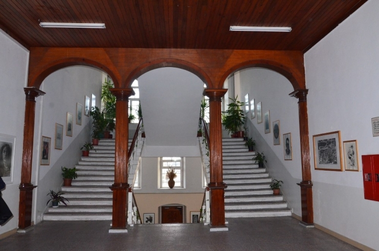 Eski Mezunlar ’Okulumuzu Geri Verin’ Kampanyası Başlattı