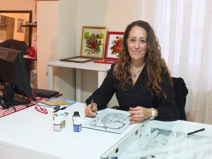 Cam Levhalara Boya İle Hayat Veriyor