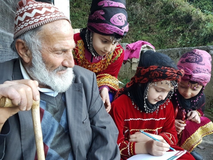 Büyüklerden Dinledikleri Hikayeleri Kaleme Alıyorlar