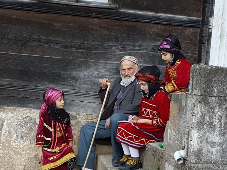 Büyüklerden Dinledikleri Hikayeleri Kaleme Alıyorlar