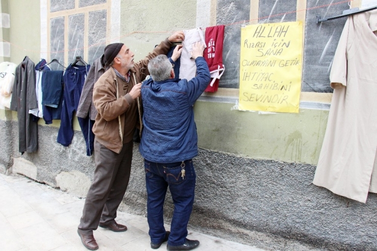 Büfecinin Başlattığı ’Askıda Kıyafet’ Kampanyası Büyük İlgi Görüyor