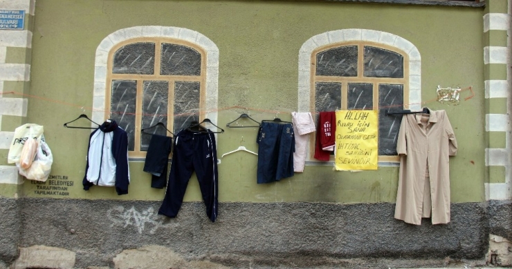 Büfecinin Başlattığı ’Askıda Kıyafet’ Kampanyası Büyük İlgi Görüyor
