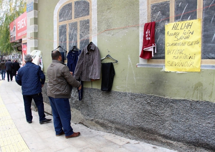 Büfecinin Başlattığı ’Askıda Kıyafet’ Kampanyası Büyük İlgi Görüyor