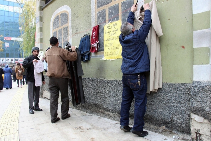 Büfecinin Başlattığı ’Askıda Kıyafet’ Kampanyası Büyük İlgi Görüyor