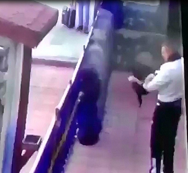 Kimi Var Kurtarır, Kimi Var İşkence Yapar