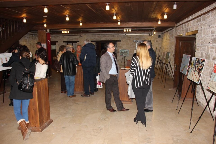 Kuşadası’nda Turizm Karikatürleri Sergisi Açıldı