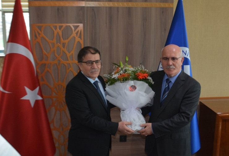 Uşak Üniversitesi’nde Prof. Dr. Ekrem Savaş Dönemi Başladı