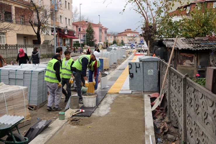 Sapanca’da Kaldırımlar Görme Engelliler İçin Düzenleniyor