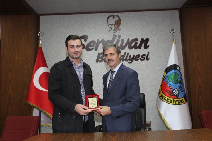 Yılın Son Meclisinde Başkan Alemdar’a Plaket Verildi