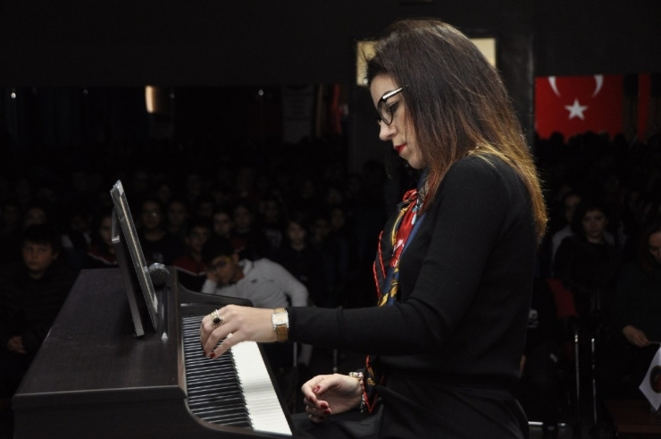 İtalyan Piyanist Piyona Resitali İle Barış Mesajları Verdi