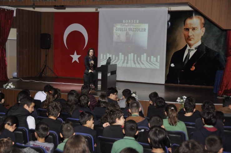 İtalyan Piyanist Piyona Resitali İle Barış Mesajları Verdi