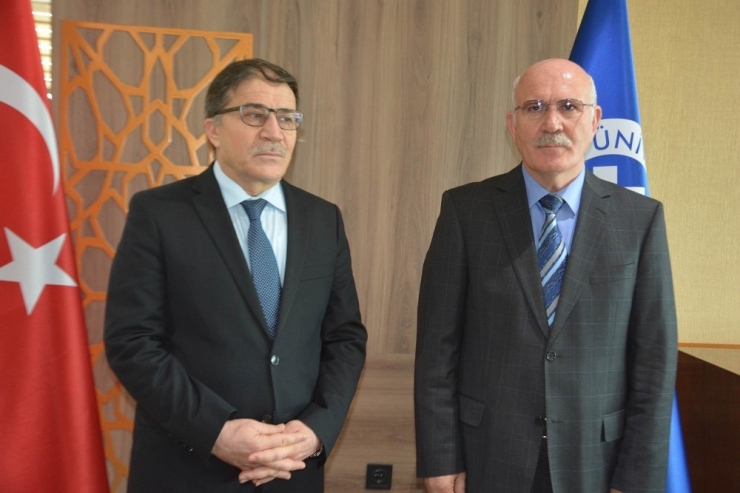 Uşak Üniversitesi’nde Prof. Dr. Ekrem Savaş Dönemi Başladı