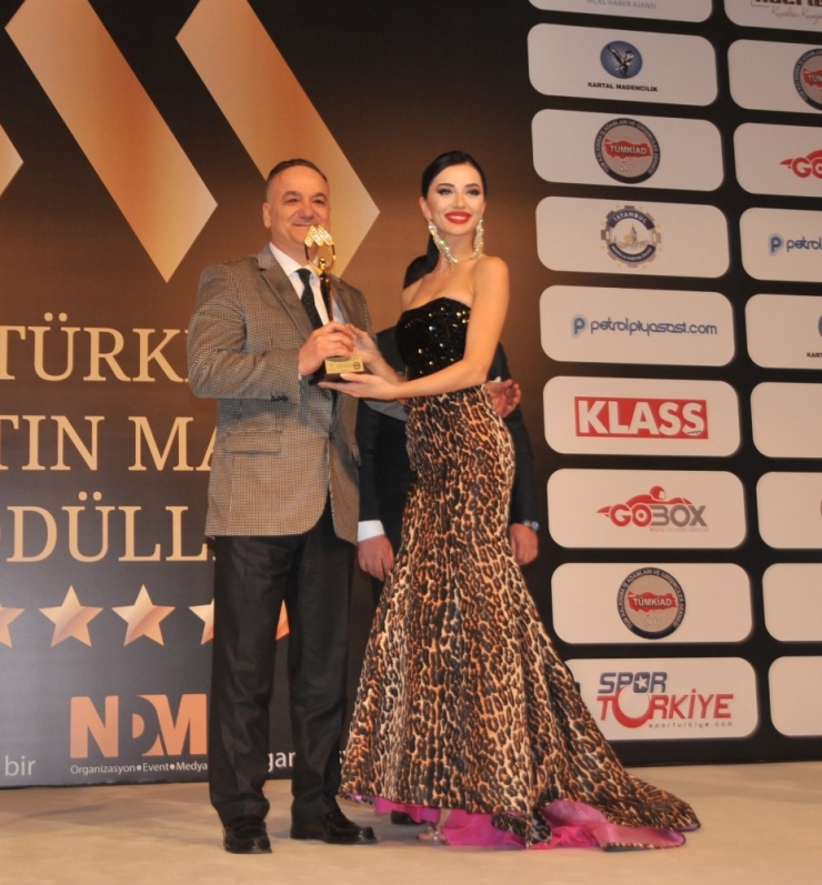 "Yılın Tıp Adamı" Ödülü Op. Dr. Erdal Cücük’e