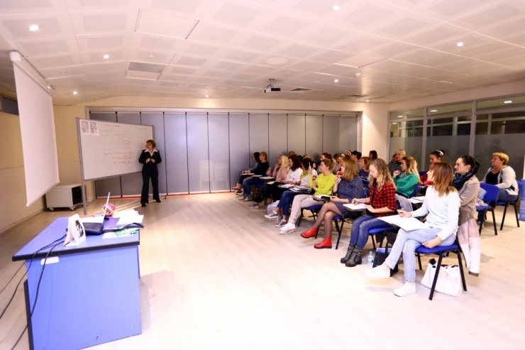 Manavgat’ta Yabancı Gelinler Türkçe Öğreniyor