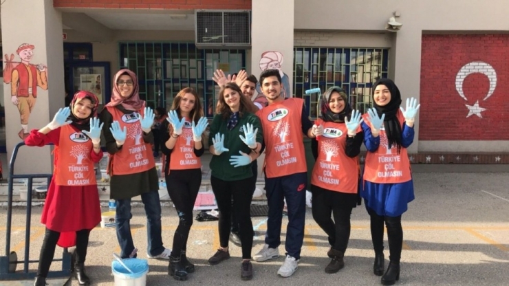 Düzce Üniversitesi Öğrencileri Okulların Duvarlarını Renklendiriyor