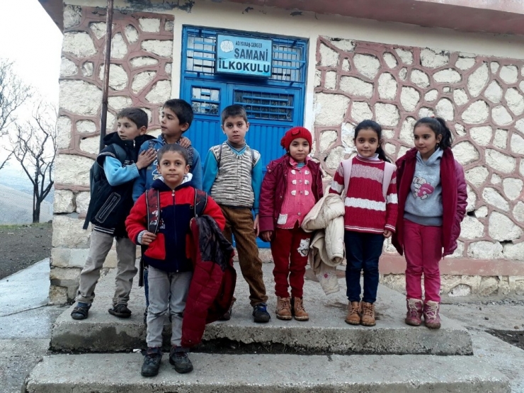 Öğrenciler Çamurlu Patika Yolda Okula Gidiyor