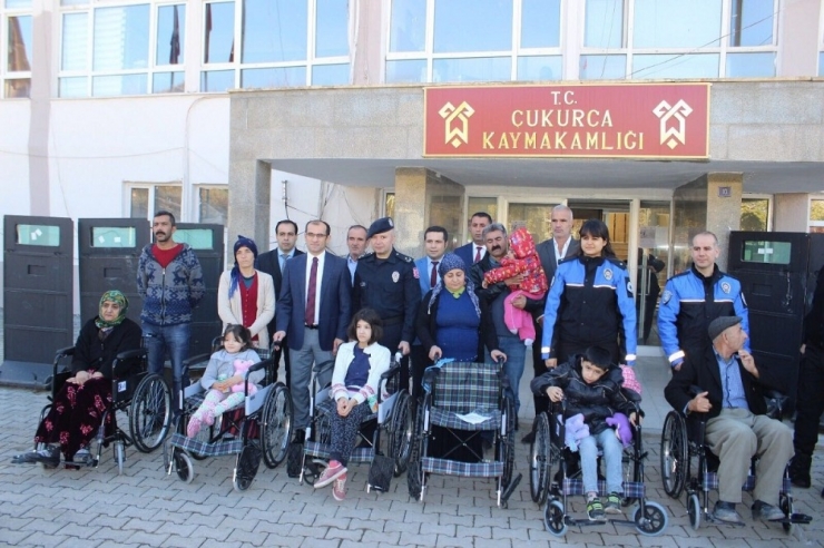 Polisten 10 Engelliye Tekerlekli Sandalye