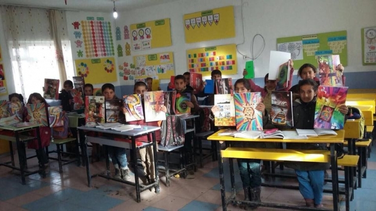 Köy Okulu Öğrencilerine Kırtasiye Yardımı