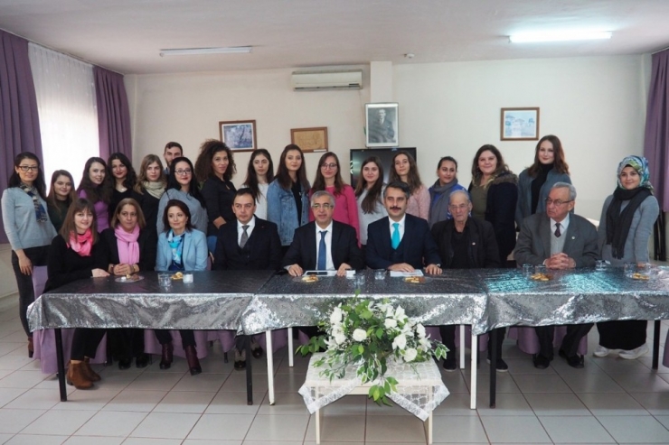 Üniversiteliler Huzurevi Yemekhanesini Donattı