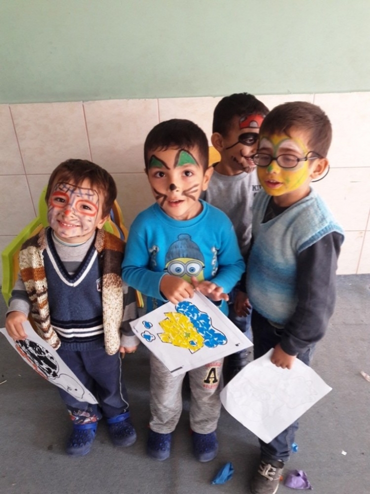 Köy Çocuklarının Yüzünü Güldürdüler