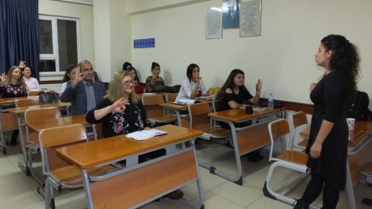 Duymayanlara Yardımcı Olabilmek İçin İşaret Dili Öğrendiler