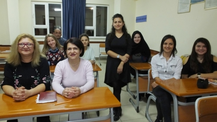 Duymayanlara Yardımcı Olabilmek İçin İşaret Dili Öğrendiler