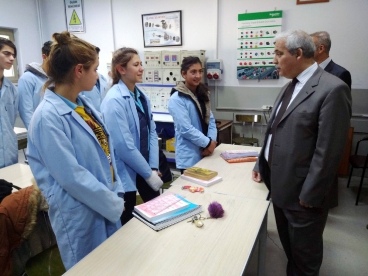 Vali Güvençer Mesleki Eğitimin Önemini Burguladı