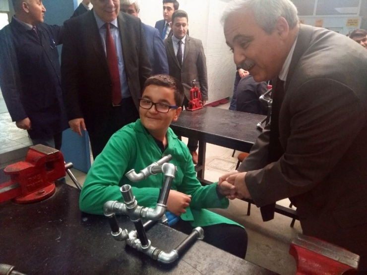 Vali Güvençer Mesleki Eğitimin Önemini Burguladı