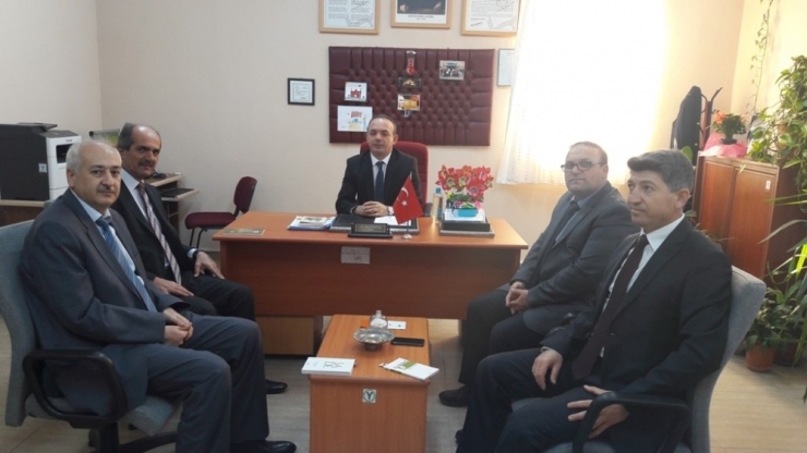 Burhaniye’de Kaymakam Öner Öğrencilerle Birlikte Kitap Okudu