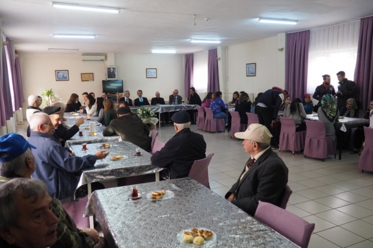 Üniversiteliler Huzurevi Yemekhanesini Donattı