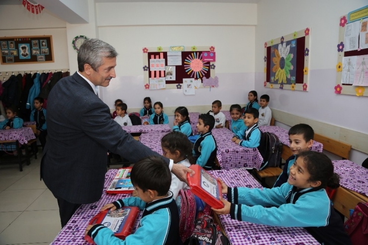 Şahinbey Belediyesi Boyama Seti Dağıtımını Sürdürüyor