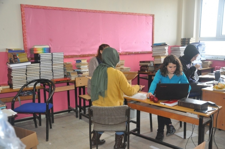 Saü’lü Öğrenciler Köy Okullarına Yardım Ellerini Uzattı