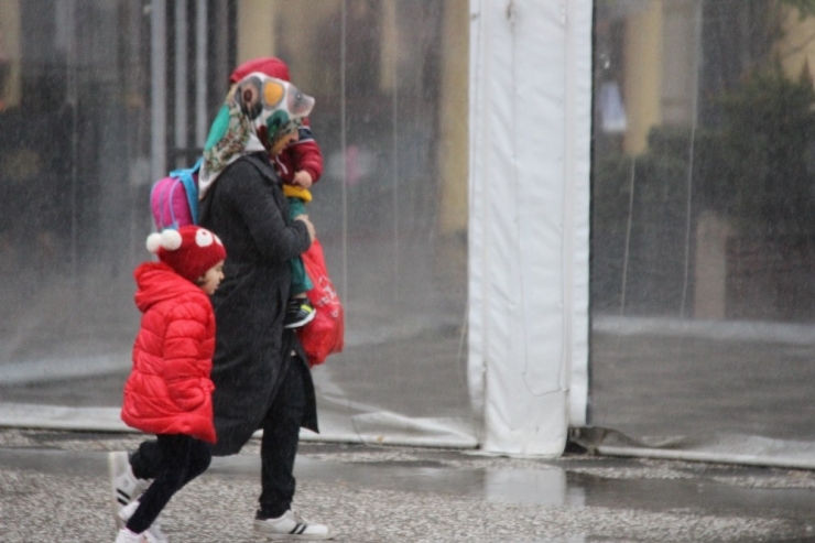 Aniden Bastıran Sağanak Vatandaşları Hazırlıksız Yakaladı