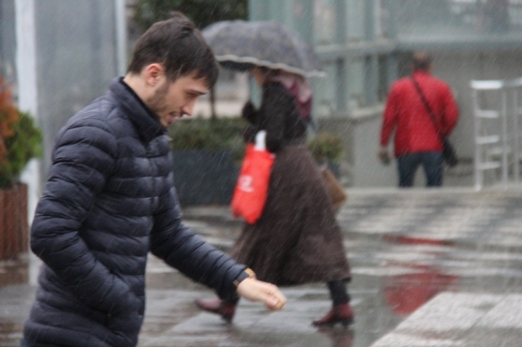 Aniden Bastıran Sağanak Vatandaşları Hazırlıksız Yakaladı