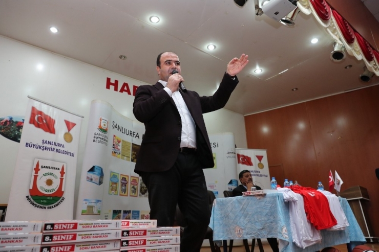 Şanlıurfa’da Öğrencilere Sınav Kitapları Dağıtıldı