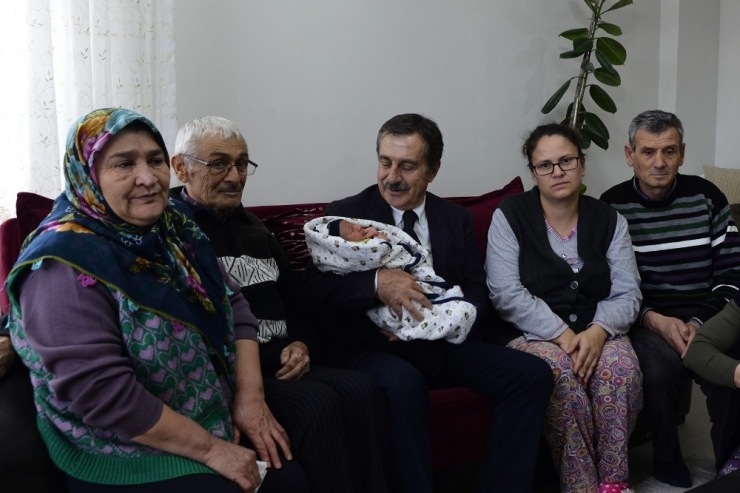 Başkan Ataç Bebek Ziyaretlerini Sürdürüyor