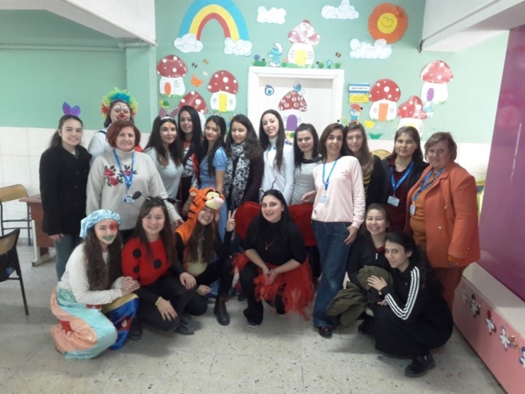 Köy Çocuklarının Yüzünü Güldürdüler