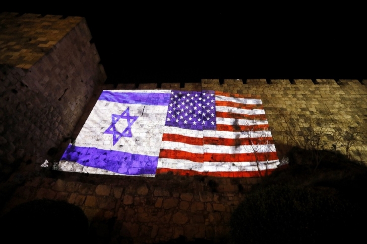 Eski Şehrin Duvarlarına Abd-israil Bayrakları Yansıtıldı