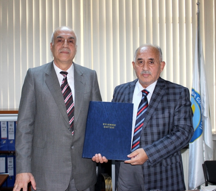 ‘Evlenme Kütük Defteri’ Müftüye Teslim Edildi